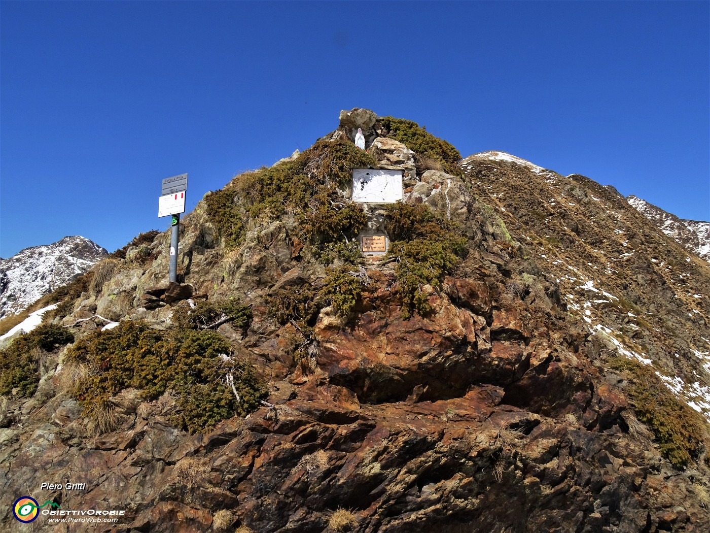 42 Alla Forcella Rossa (2055 m) con la Madonnina del G.A.M.A. - Gruppo Amici Montagna Alme.JPG